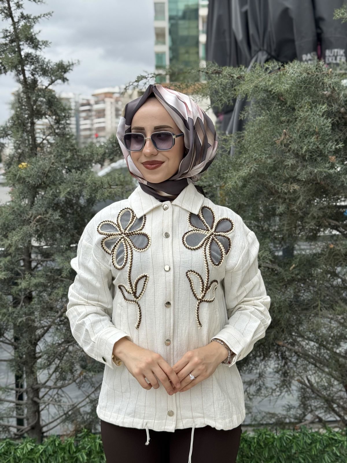 ÇİÇEK DETAY GÖMLEK resmi