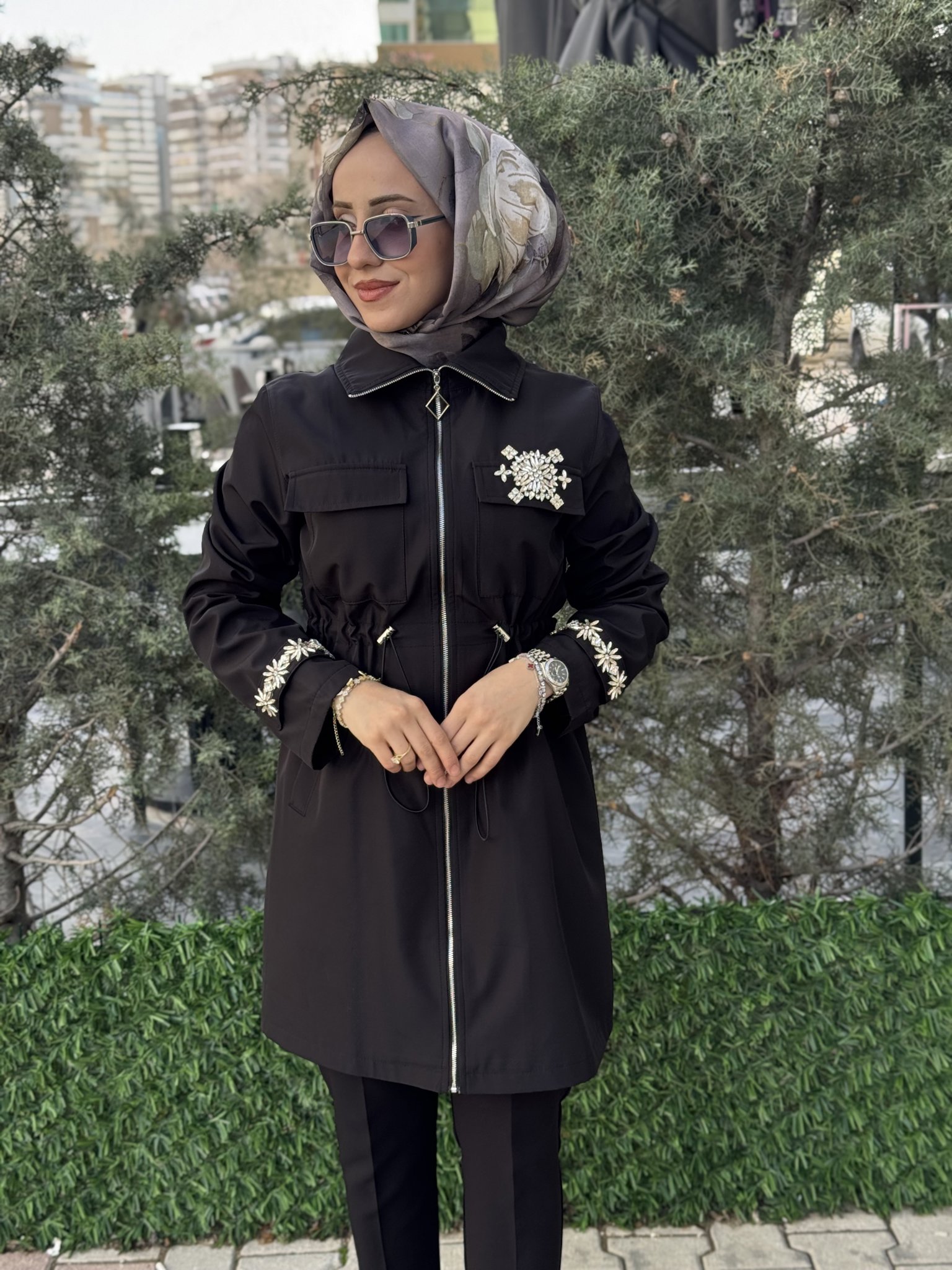 YAKASI VE KOLLARI TAŞ DETAY TRENÇ / KAP resmi