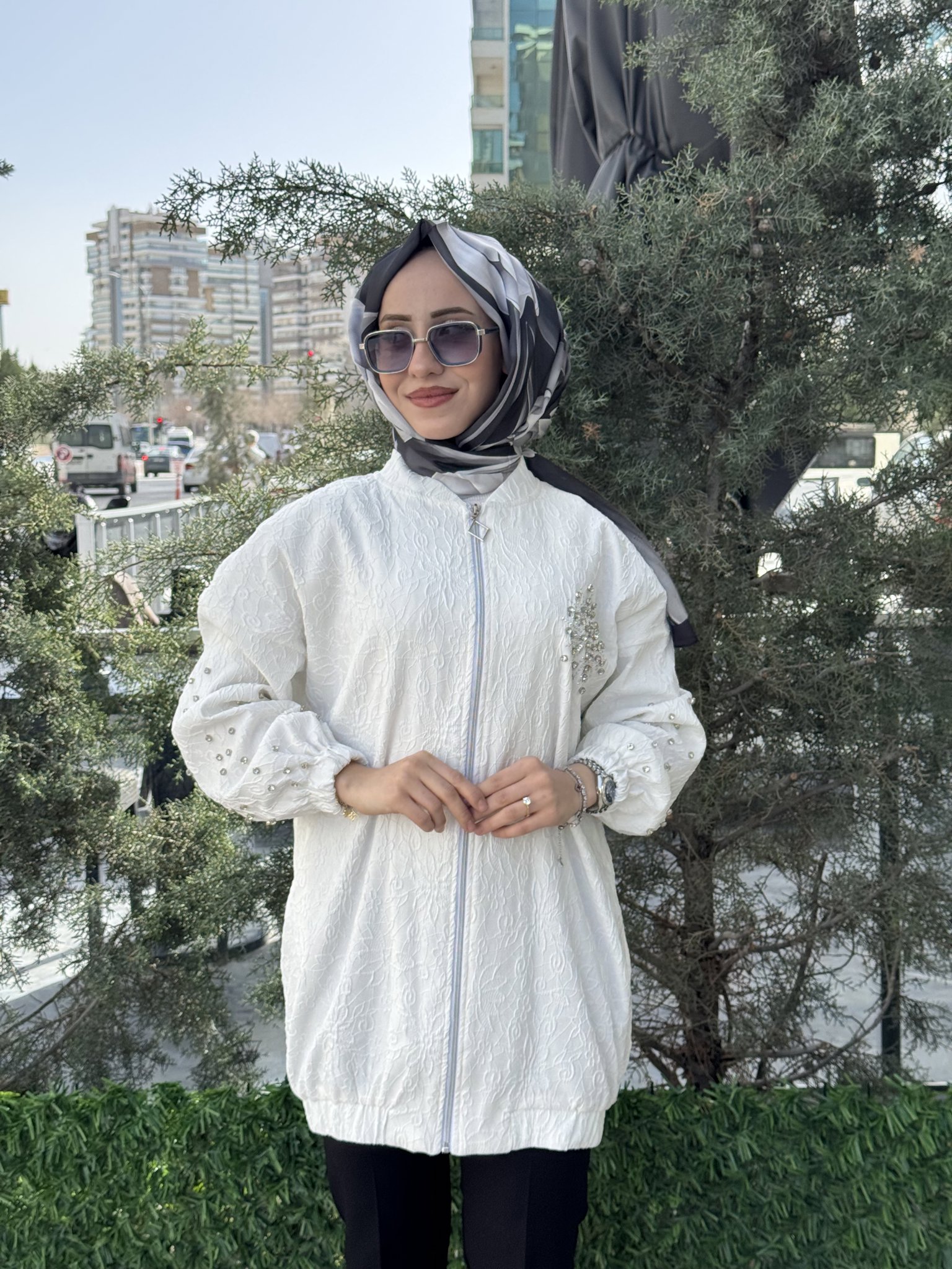 KOLLARI VE YAKASI ÇAKMA TAŞ DETAYLI BROKAR CEKET resmi