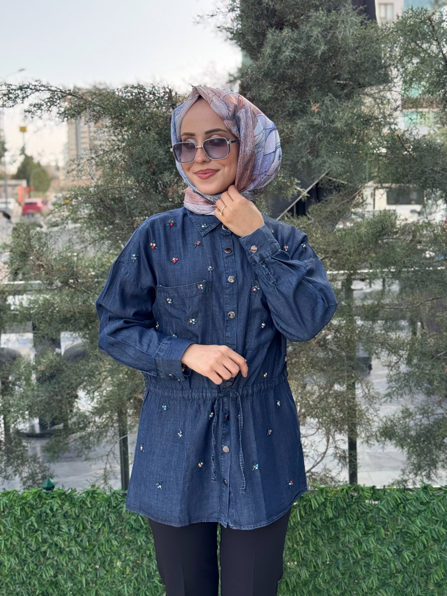 RENKLİ TAŞ DETAYLI BELDEN BAĞLAMALI TENSEL GÖMLEK resmi