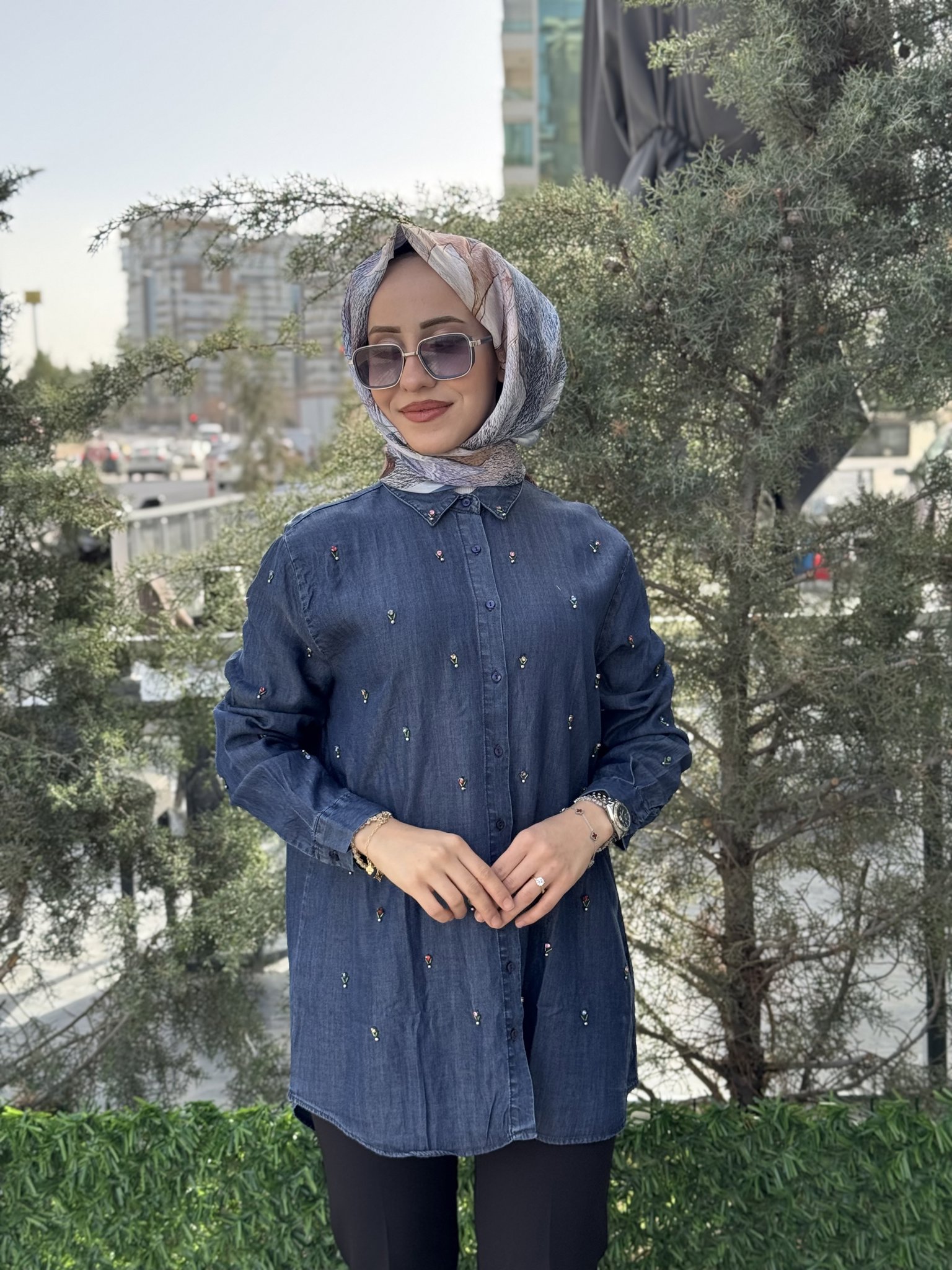 RENKLİ TAŞ DETAYLI OVERSIZE KESİM TENSEL GÖMLEK resmi