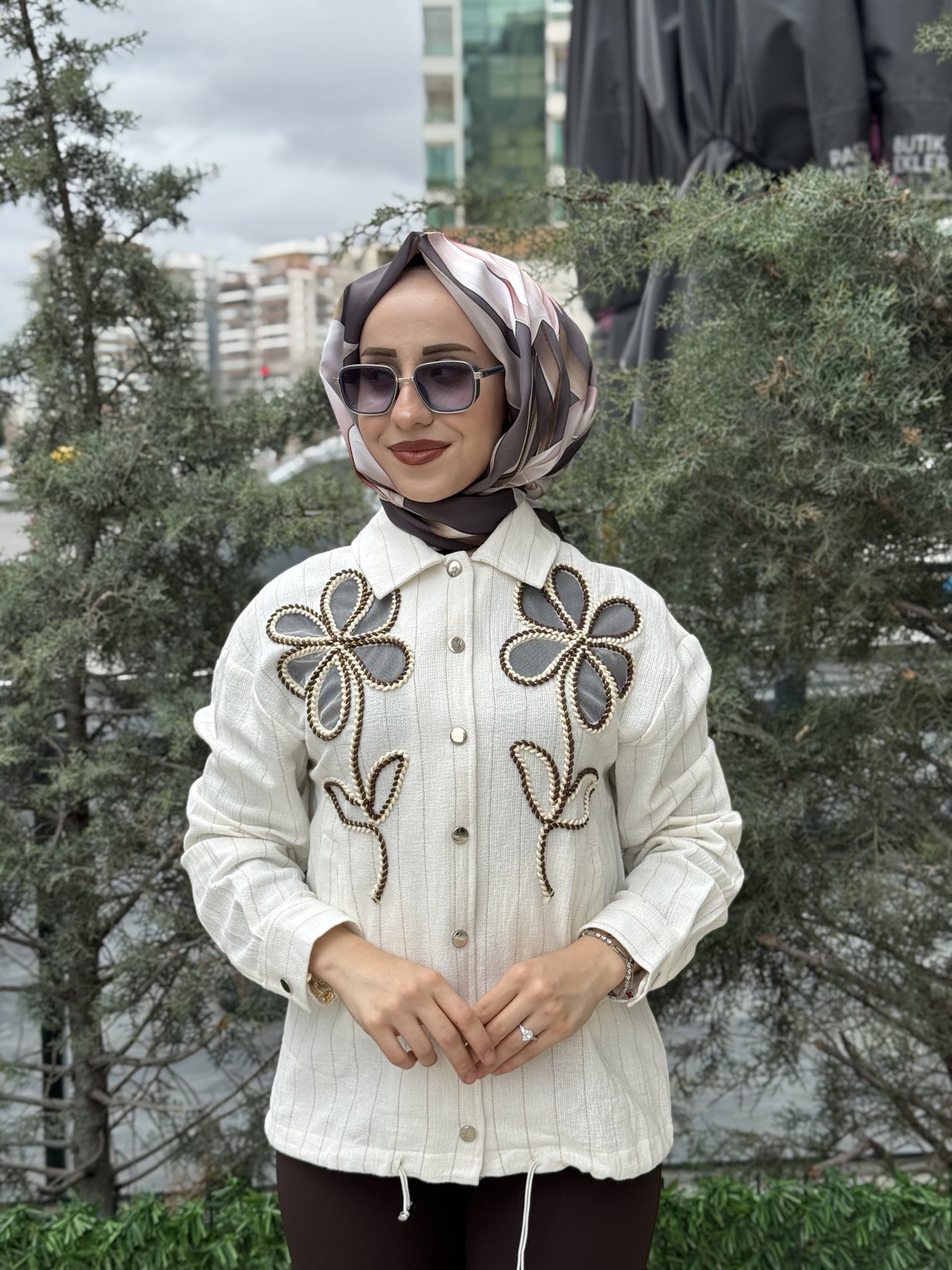 ÇİÇEK TRANSPARAN DETAY GÖMLEK resmi