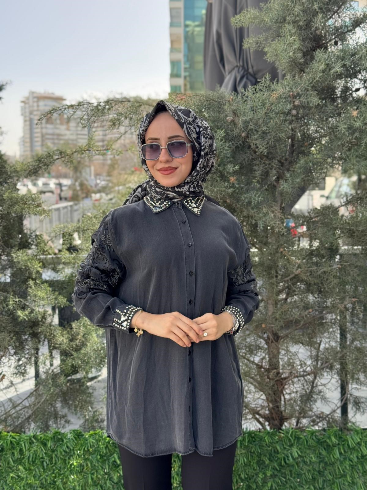 KOLLARI İŞLEME DETAYLI TAŞLI TENSEL GÖMLEK resmi