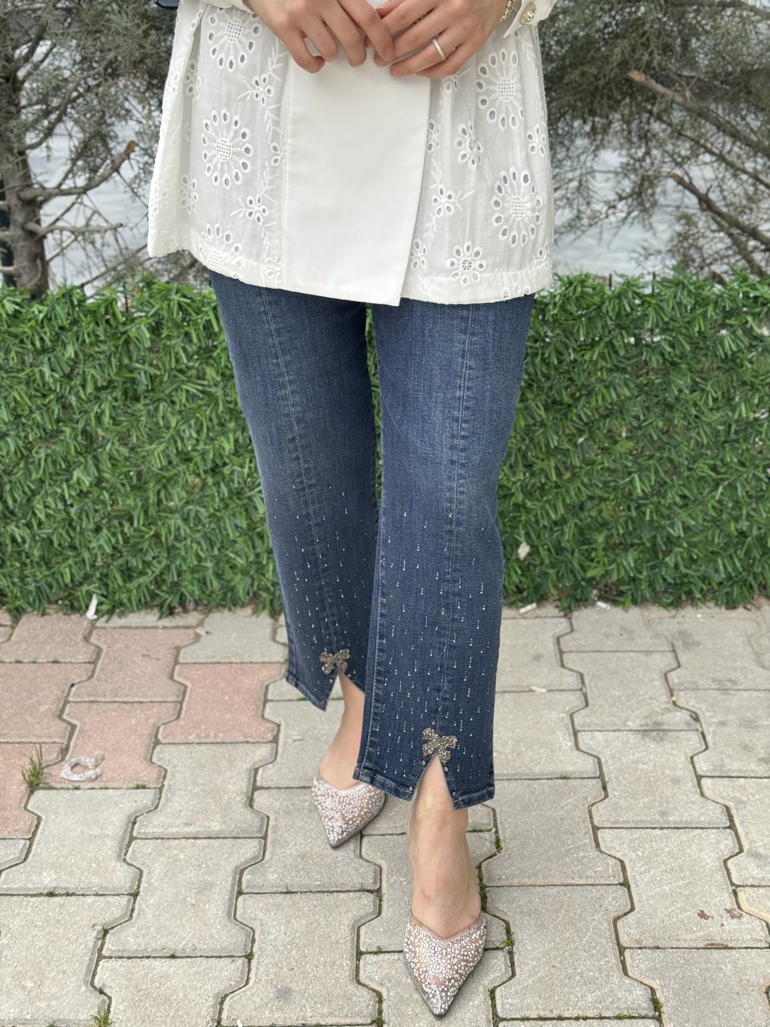 LA CARTE PAÇA FİYONK TAŞ DETAYLI MOM KESİM KOT PANTOLON resmi