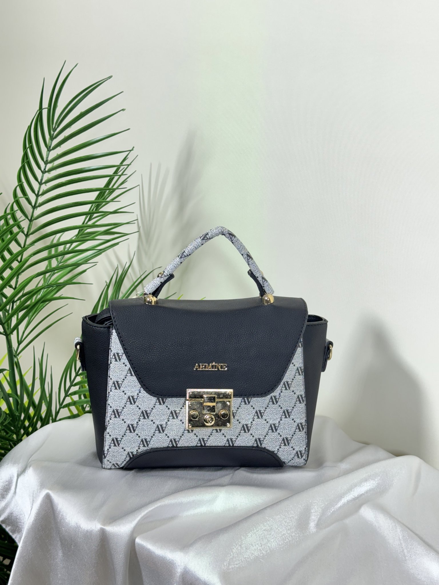 ARMİNE LOGO VE DERİ MODEL ÇANTA resmi