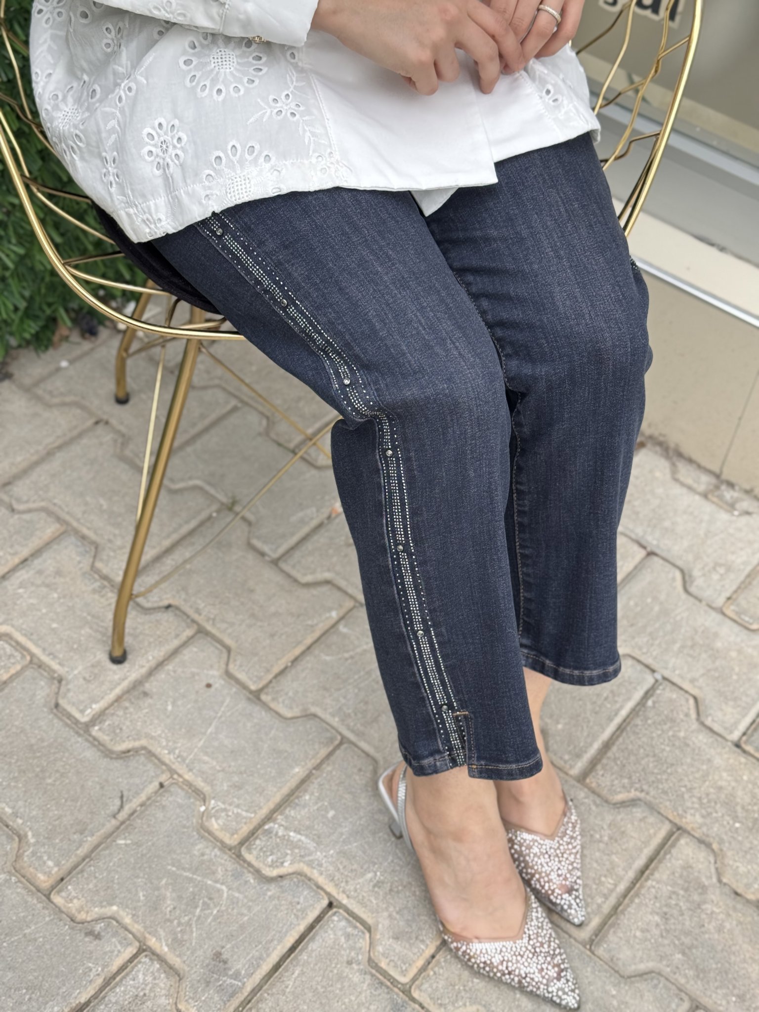 LA CARTE YAN ŞERİT TAŞ VE YIRTMÇ DETAY MOM KESİM KOT PANTOLON resmi